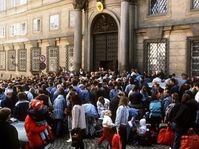 Les fugitifs est-allemands devant l’ambassade de la RFA à Prague, 1989, photo: www.prag.diplo.de