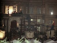 Hans Dietrich Genscher s’est présenté au balcon de l’ambassade pragoise de la RFA, 30 septembre 1989, photo: CTK