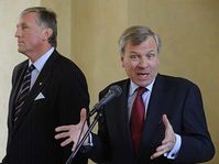 Jaap de Hoop Scheffer (vorne) mit Premier Mirek Topolánek (Foto: ČTK)
