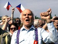 Příznivci komunistů na prvomájové oslavě KSČM v Praze na Letné, foto: ČTK
