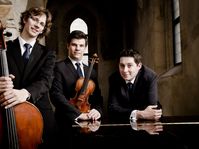Lukáš Klánský (a la derecha), Lobkowicz Trio, foto: Štěpán Látal, presentación oficial de Lobkowicz Trio
