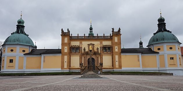 Glocken, eine Maria aus Kirschholz und viele Stufen – das Kloster auf