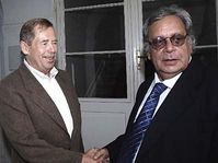 Vaclav Havel y Raúl Rivero (Foto: CTK)