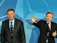 Mirek Topolanek y Jaap de Hoop Scheffer (Foto: CTK)