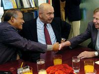 Reynaldo Aquit, Pedro Fuentes-Cid et Vaclav Havel, photo: CTK