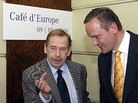 Vaclav Havel avec Cyril Svoboda au café Slavia, photo: CTK