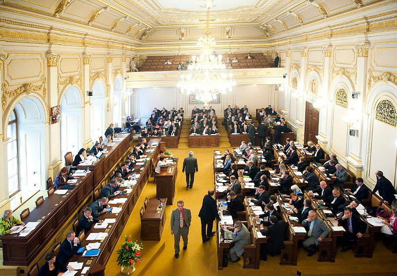Венгрия ратифицировала. Чешский парламент. Парламент Прага. Здание чешского парламента. Чешский парламент девушки.