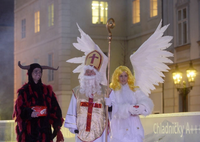 Nikolaus, Engel und Teufel: zu Hause, auf dem Flughafen, in der