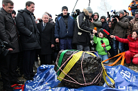 People look at what scientists believe to be a chunk of the Chelyabinsk meteor, recovered from Chebarkul Lake, photo: CTK