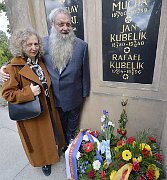 Martin Kubelík with his wife at Rafael Kubelík's grave, photo: CTK