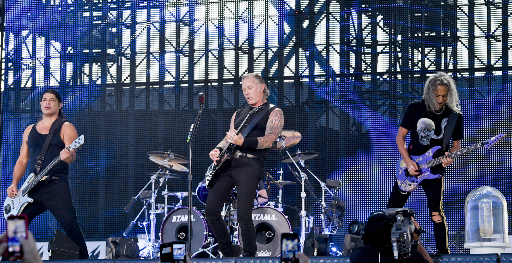Metallica entertain 70,000 in Prague Radio Prague International.