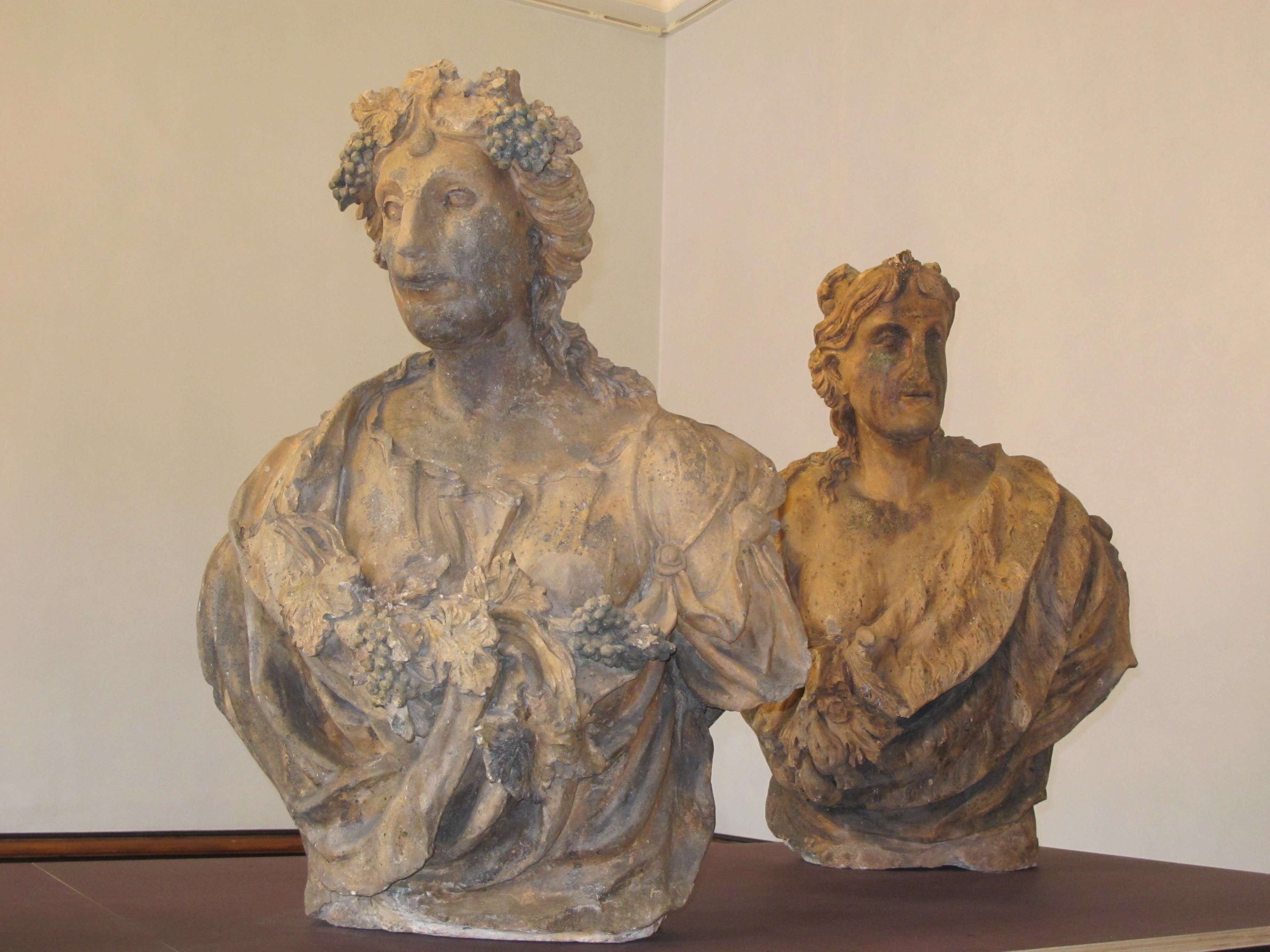 Griechische Götter und Chinesen Schloss Troja zeigt Plastiken aus