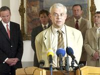Premiér Vladimír Špidla (vpředu) hovoří s novináři po jednání Bezpečnostní rady státu, foto: ČTK