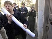 Matej Cerny lleva la petición (Foto: CTK)