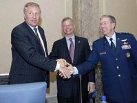 De izquierda: Mirek Topolanek, Richard Graber y Henry Obering (Foto: CTK)