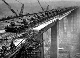 Statická zatěžovací zkouška Nuselského mostu 66 tanky v roce 1970, foto: archiv DPP