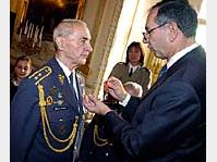 Le général Stanislav Hlucka est décoré par l'ambassadeur de France, M. Joël de Zorzi (photo: CTK)