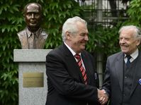 Le buste de François Mitterrand installée dans les jardins du Palais Pálffy, Miloš Zeman et Karel Srp (Photo: ČTK)