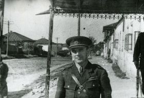 Начальник чехословацкой военной миссии в СССР полковник Генерального штаба Гелиодор Пика на улице Самары (в то время г. Куйбышев) летом 1942 года, фото: VHÚ