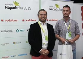 Un dron con paracaídas, un proyector de video mapping y unas zapatillas