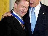George Bush abraza a Václav Havel tras imponerle la Medalla de la Libertad, foto: CTK