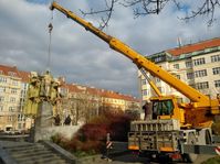 La mairie du sixième arrondissement de Prague a fait enlever vendredi matin de son piédestal la statue du maréchal soviétique Ivan Koniev, photo: Ondřej Kolář/PR/Facebook