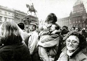 Miles de estudiantes realizaron una marcha a la céntrica Plaza Venceslao... (Noviembre 1989)