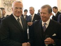 Vaclav Klaus y Vaclav Havel, foto: CTK