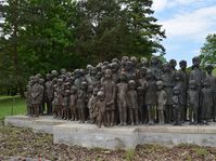 Bronzestatue mit den 82 überlebensgroßen Kinderfiguren (Foto: Ondřej Tomšů)